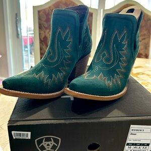 NWT Beautiful green suede Ariat Dixon bootie.